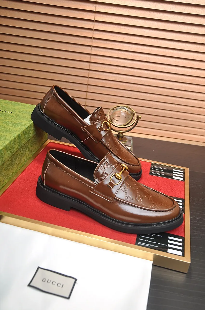 Men's shoes💰540💶Italy's top luxury men's shoe giant (GUCCI) (Gucci) (full cowhide lining) new arrival🍃Original European style🔰 Pleasant to the eye😍In order to make the shoes more durable and non-deformable🌀The production continues to follow traditional methods but there is still no lack of innovation💪Choose original sheepskin for the leather♻️ Smooth and natural And extra bright ⭐Made of imported cowhide, the first choice of rich people 38-45 (45 customized)